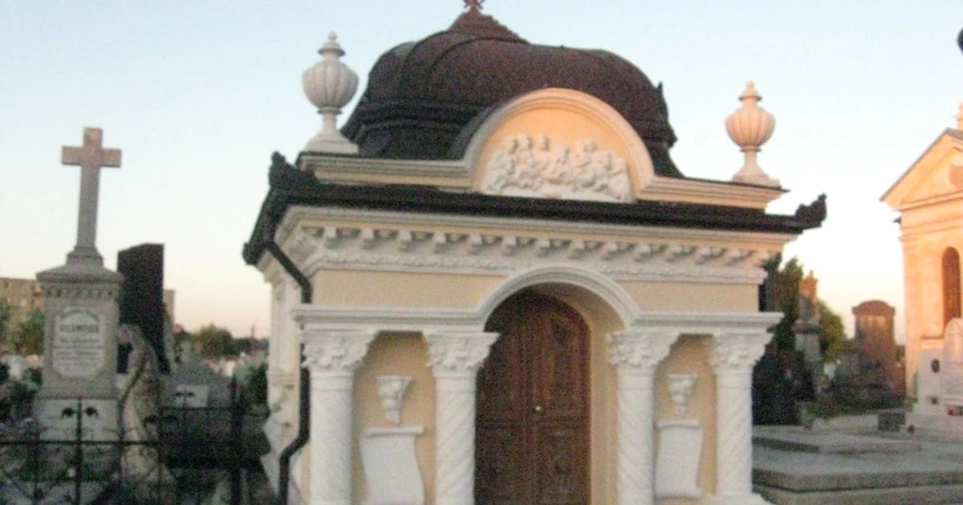 Rromii se îngroapă ca faraonii în cavouri cu turnuleţe