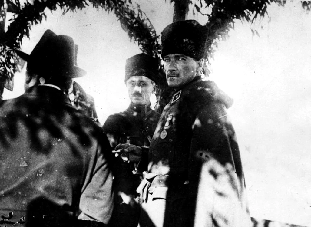 Mustafa Kemal Atatürk (dreapta) împreună cu colaboratorii apropiați,  în 1919