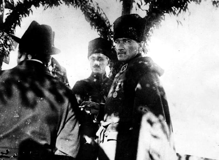 Mustafa Kemal Atatürk (dreapta) împreună cu colaboratorii apropiați,  în 1919