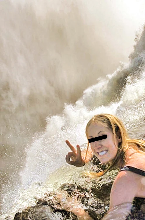 Părinţii şi-au făcut poze o zi întreagă la Cascada Niagara
