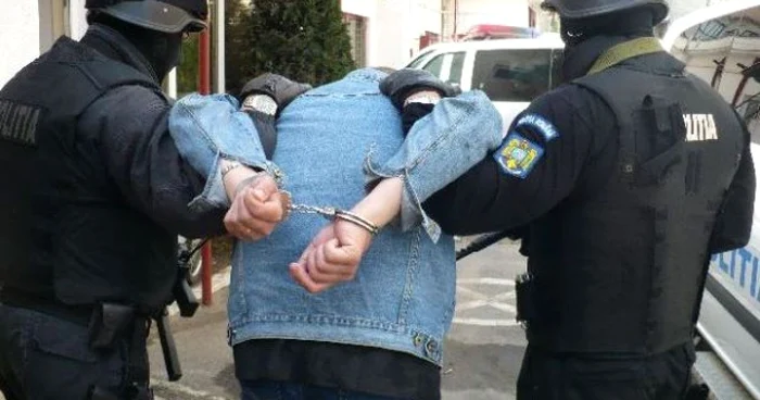 Poliţiştii au identificat 12 scandalagii