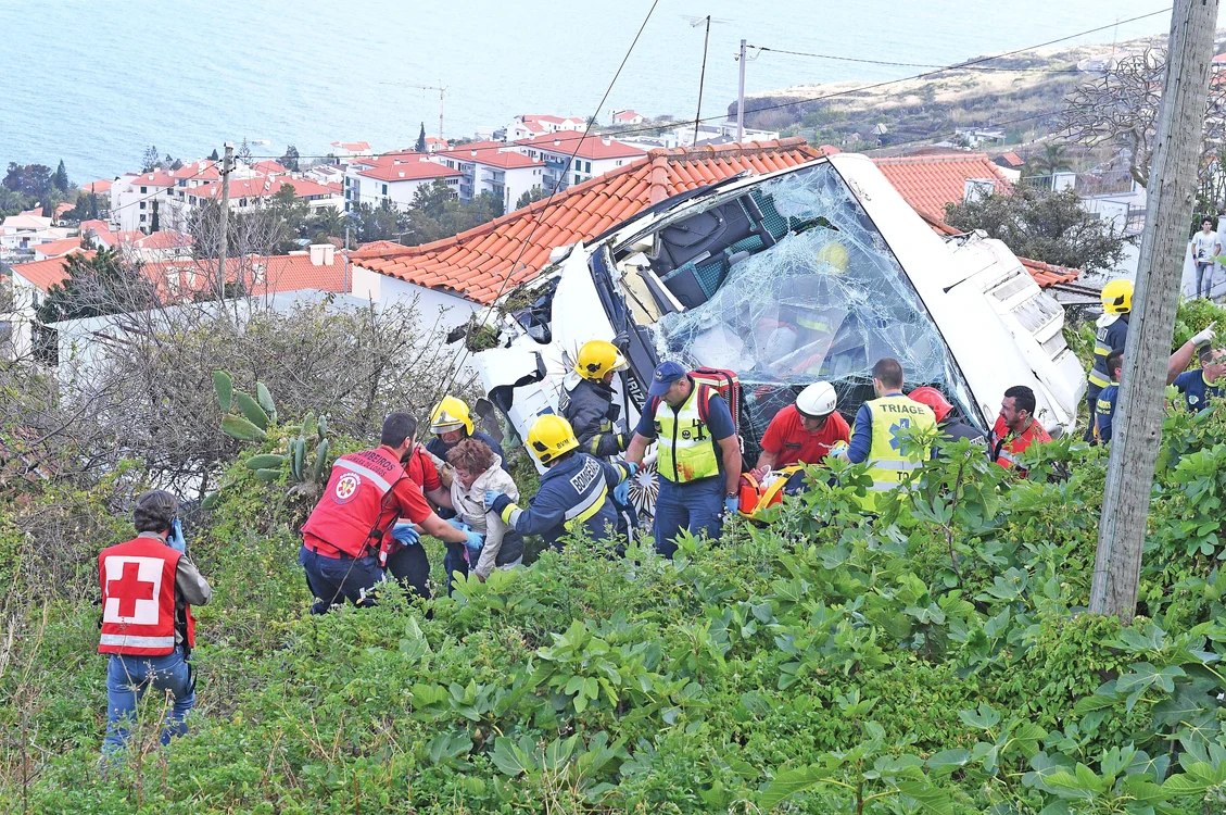 Echipele de  salvare au scos  cu greu victimele  din autocarul  zdrobit