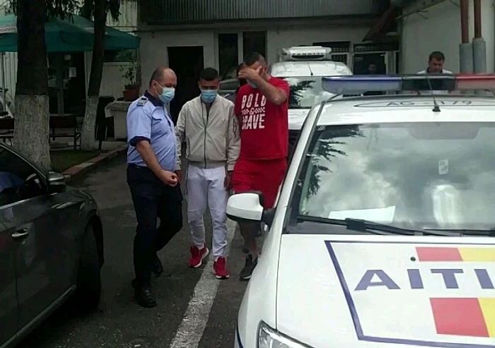 
    Hoții au fost prinși de polițiștiFoto: ziaruldearges.ro  