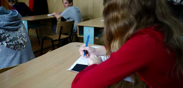 „Noi ne facem că învăţăm, ei se fac că ne onorează cu diplome. Şi avem saci întregi de diplome şi atât. La ce folos?” FOTO Eduard Enea