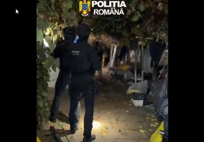 Doi adolescenți de 15 și 18 ani, reținuți după ce ar fi spart două aparate de plată din București