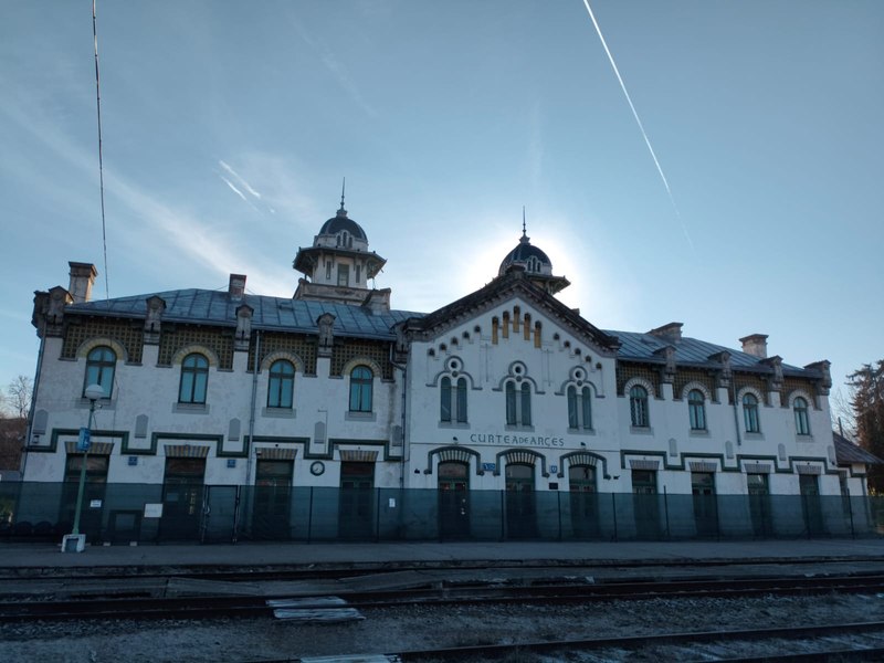 Reportaj. La Gara Regală Curtea de Argeș nu se lucrează cu viteza trenului, ci cu viteza melcului