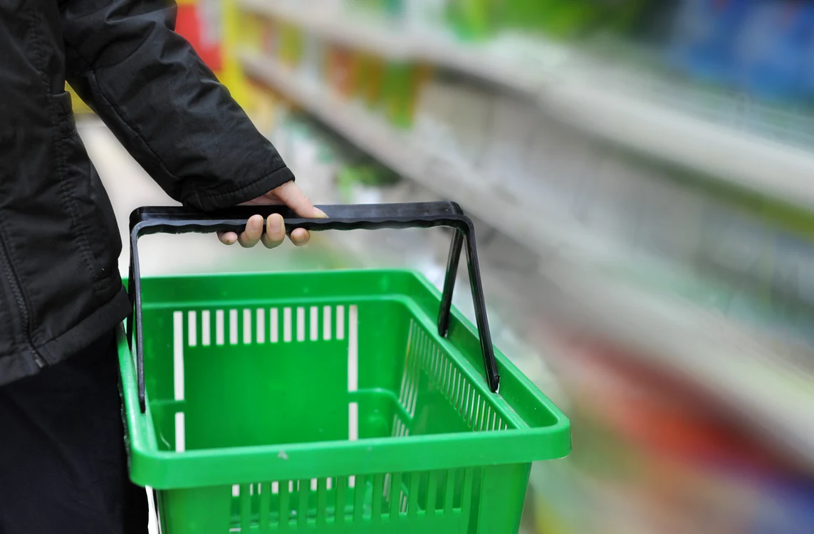 Cum în interiorul magazinului numărul de clienţi e limitat, cozile se vor forma afară, la uşă