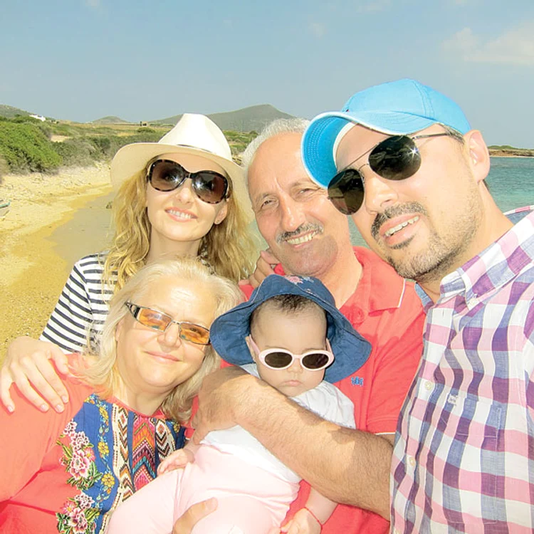 Alina Sorescu şi-a chemat şi părinţii în vacanţă, ca să o ajute cu fetiţa