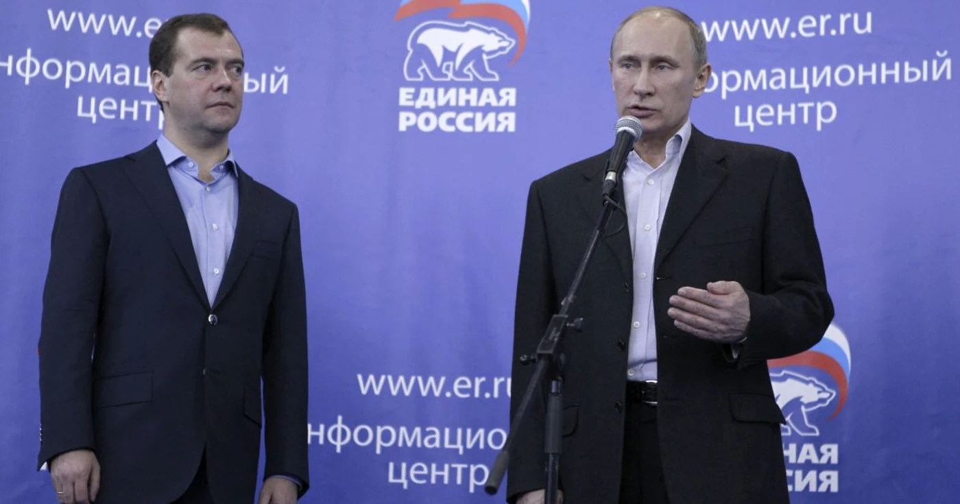 Putin și Medvedev țin o conferință de presă după victoria partidului lor în alegerile parlamentare.