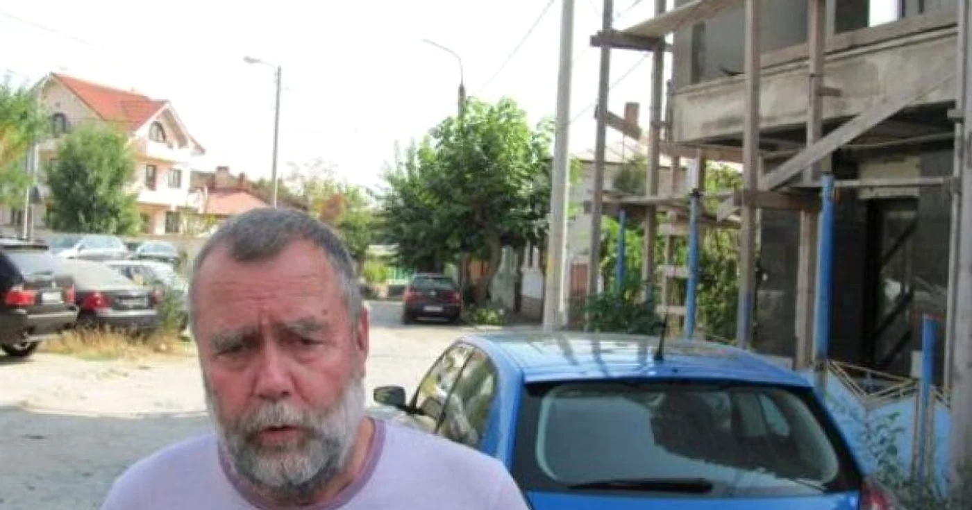 Ionel Rădoi a protestat şi în septembrie faţă de tergiversarea demolării imobilului. Foto: arhivă
