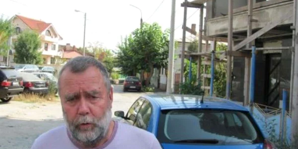 Ionel Rădoi a protestat şi în septembrie faţă de tergiversarea demolării imobilului. Foto: arhivă