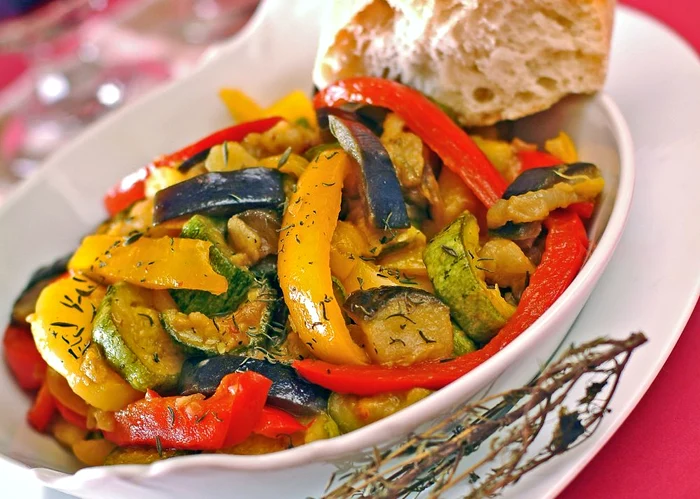 salata de ardei cu dovlecei jpeg
