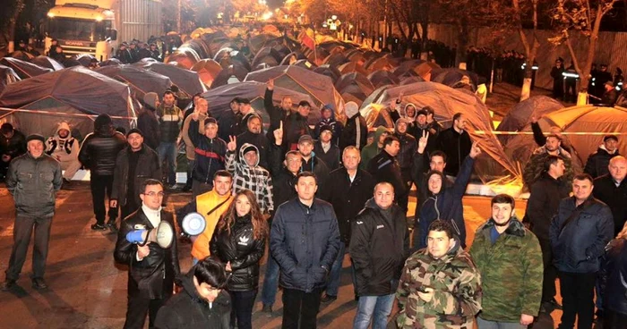 Corturile lui Usatii si Dodon pe bulevard