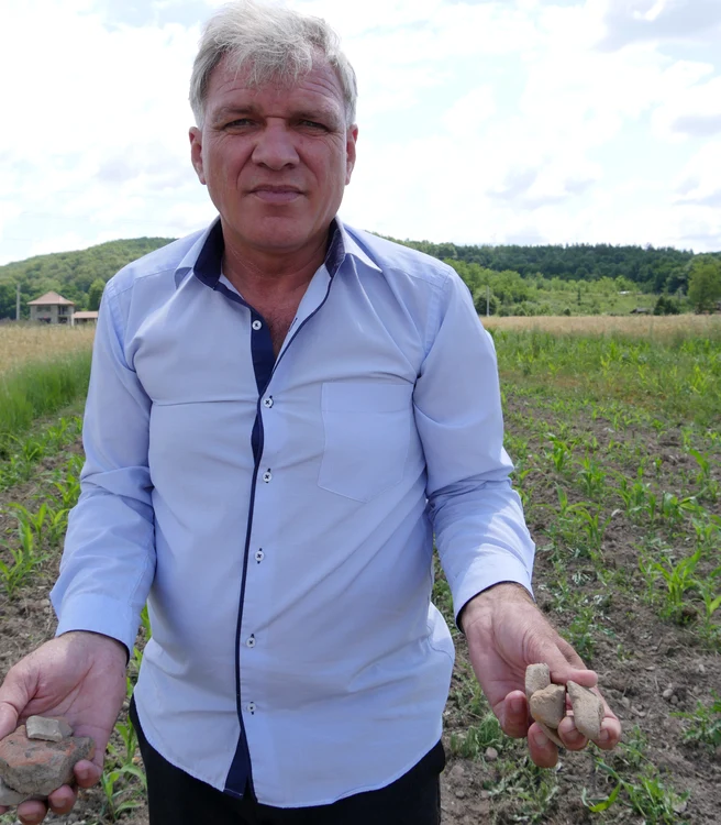 Primarul localității Cătunele găsește mereu fragmente ceramice Foto: Aura Stoenescu