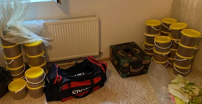 Polițiștii au găsit la percheziții tutunul ambalat în găletușe