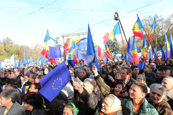 Mii de oameni au participat la un miting pro-Europa, pe 3 noiembrie, la Chişinău FOTO Tudor Iovu