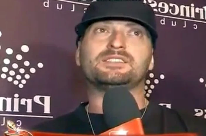 
    Cheloo nu se poate exprima elegant nici în prezența unei femei.  