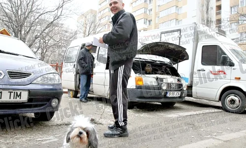 Bobiţă şi Codiţă au fost  scoşi ca să şi facă  nevoile  Stăpânele lor  au fost oprite de  poliţişti pentru că nu  aveau mătură şi făraş (Fotografii: Dorin Constanda ) jpeg