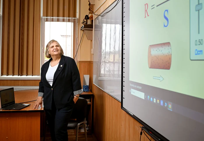 Daniela folosește experimentele virtuale la clasă FOTO proiectulmerito.ro