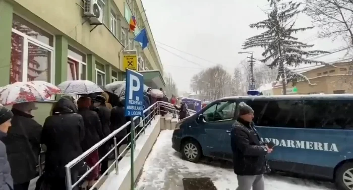 Bolnavii de cancer sunt păziți de jandarmi