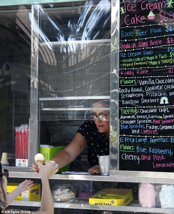 A schimbat actoria pe meseria de vânzătoare