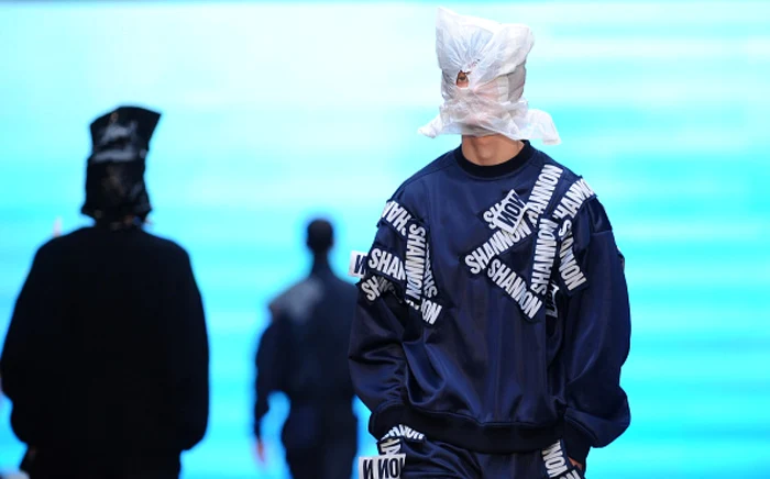 Pungile de plastic cu aplicaţii brodate, accesoriile-vedetă ale colecţiilor masculine FOTO: Guliver Getty Images