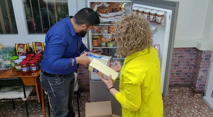 Localnicii vin să aprovizioneze frigiderul comunitar FOTO Observatorul Prahovean