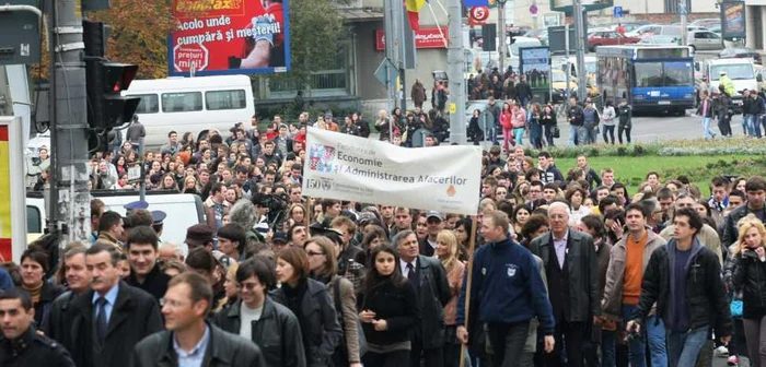 Studenţii au mărşăluit pe traseul Mitropolie-Universitate