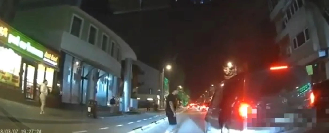 Bărbatul este acum cercetat pentru ultraj. Foto: Captură video