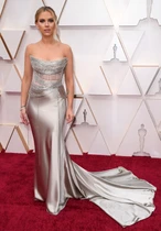 Scarlett Johansson într o rochie argintie, semnată Oscar de la Renta jpeg