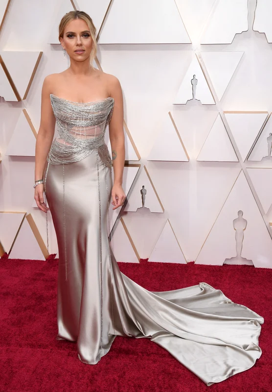 Scarlett Johansson într o rochie argintie, semnată Oscar de la Renta jpeg