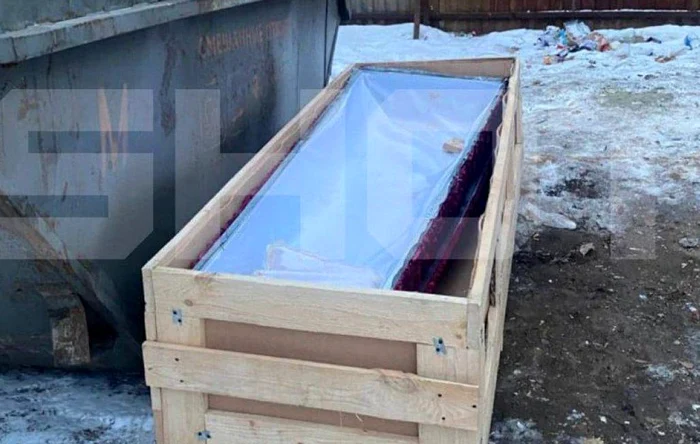 Sicriele au fost aruncate într-o groapă de gunoi FOTO: X