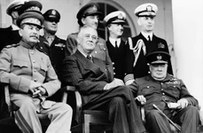 Iosif Stalin, Franklin Roosevelt și Winston Churchill, la Conferința de la Teheran (© Library of Congress) 