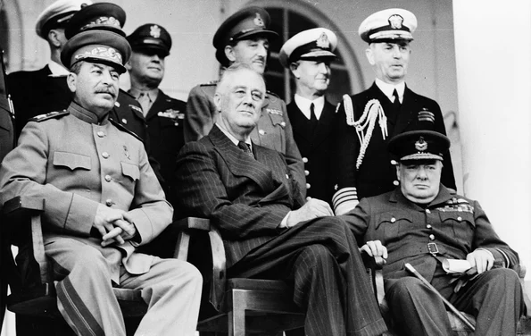 Iosif Stalin, Franklin Roosevelt și Winston Churchill, la Conferința de la Teheran (© Library of Congress) 