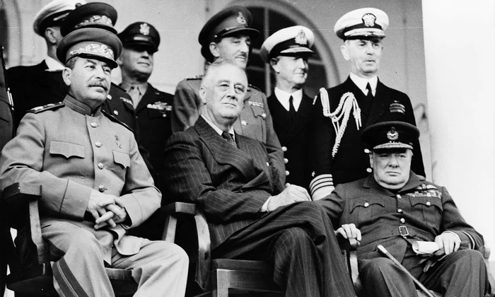 Iosif Stalin, Franklin Roosevelt și Winston Churchill, la Conferința de la Teheran (© Library of Congress) 
