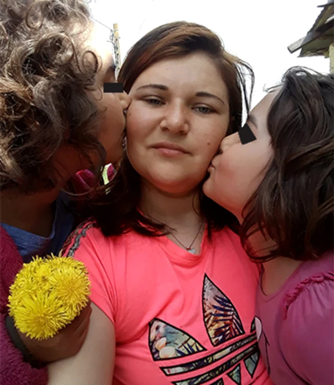 
    Mădălina Dorohoi, alături de cele două fetiţe ale sale ei  
