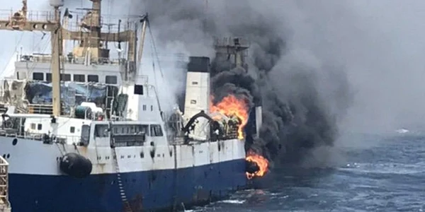 remorcher din portul orașului Oceac, lovit de o dronă kamikaze iranienă foto twitter @JonaZ_RVvoenkor