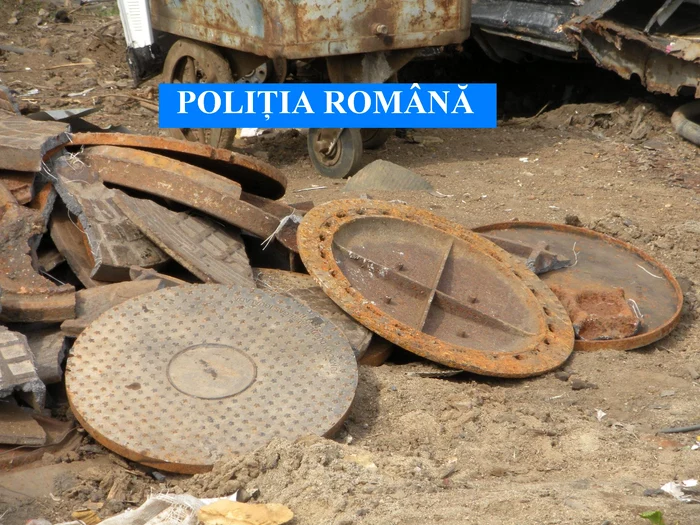 Toate capacele de canalizare din Stefanesti si o parte din cele din Dragasani au fost furate