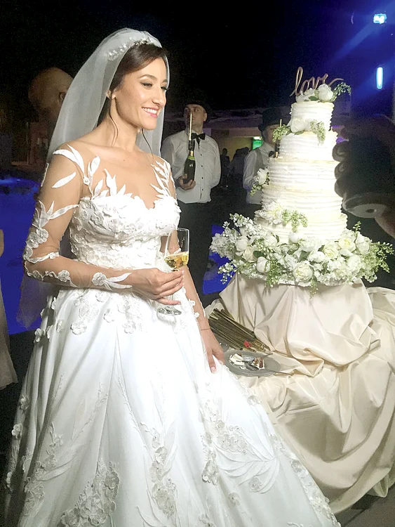 Claudia a avut la nuntă tort de ciocolată albă, cu 6 etaje