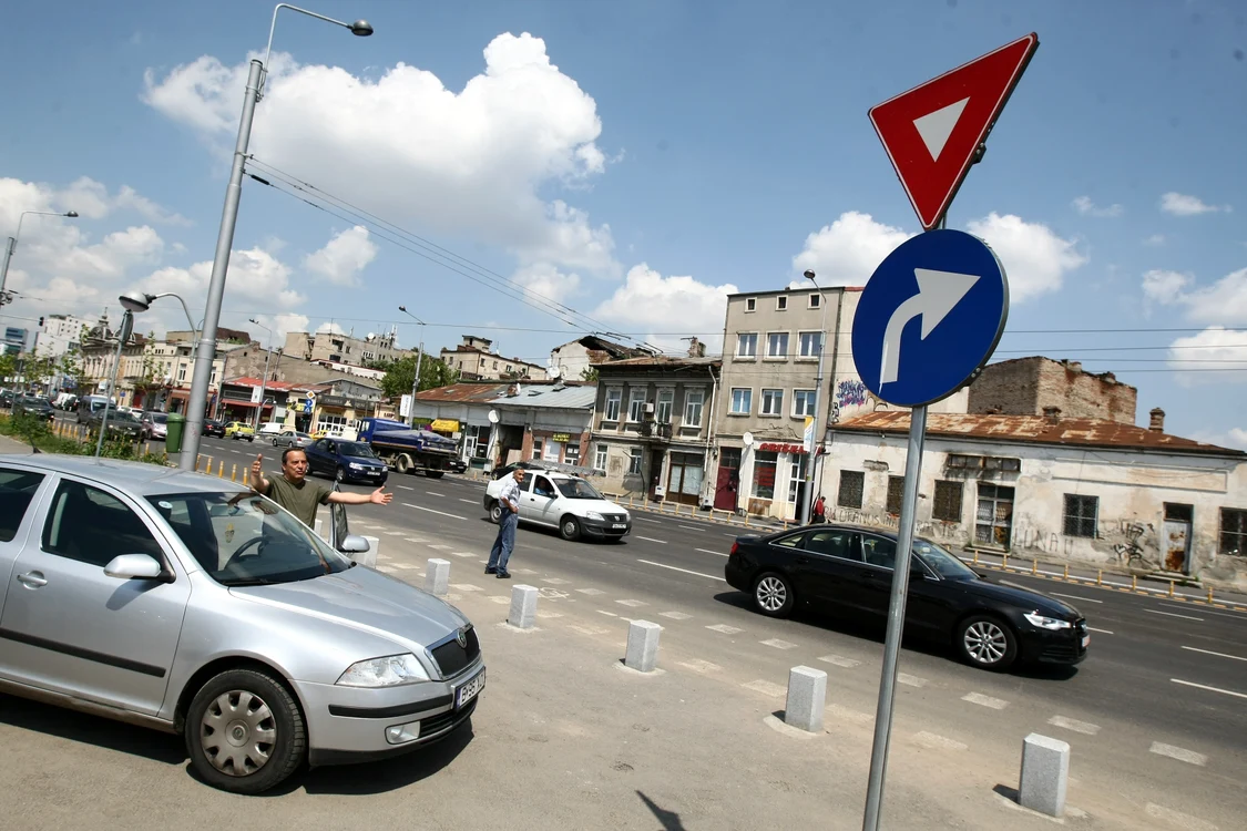 Cei care vin cu mașina în piața Matache nu înțeleg semnificația acestui indicator. Dar, poate cineva? (foto: Dorin Constanda)