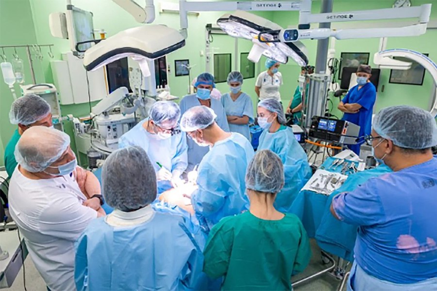 Putin caută secretul unei vieți mai lungi. Un medic chinez care promite transplanturi de cap a realizat o premieră mondială la Moscova