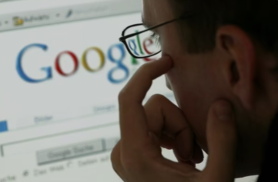 Modul AI, funcție disponibilă în Google Search, ajunge în România. La ce este utilă