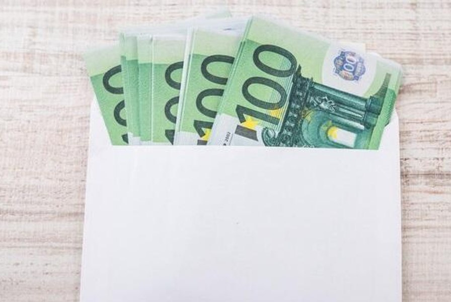 Vânzătoarea unui magazin a primit 1.000 de euro de la o clientă nemulţumită: „M-am răzbunat. Cer iertare”