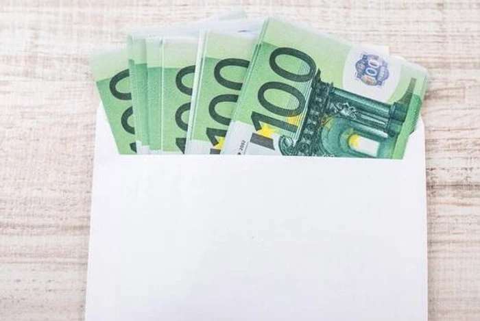 Clienta nemulțumită a lăsat 1000 de euro în plic FOTO: Monitorul de Botoșani