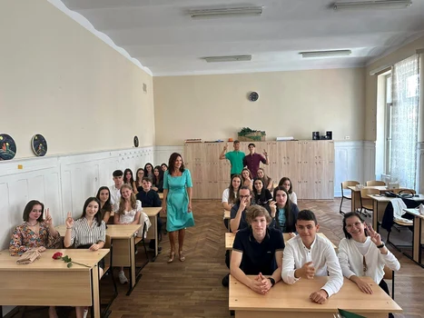 Carmen Iohannis, într-o rochie turcoaz creată de Eli Lăslean, la început de an școlar 2023