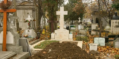 Cruce pe mormânt în cimitir