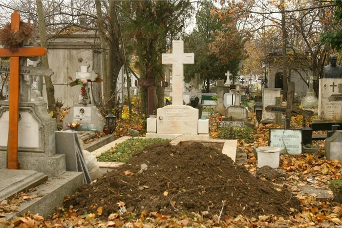 Cruce pe mormânt în cimitir