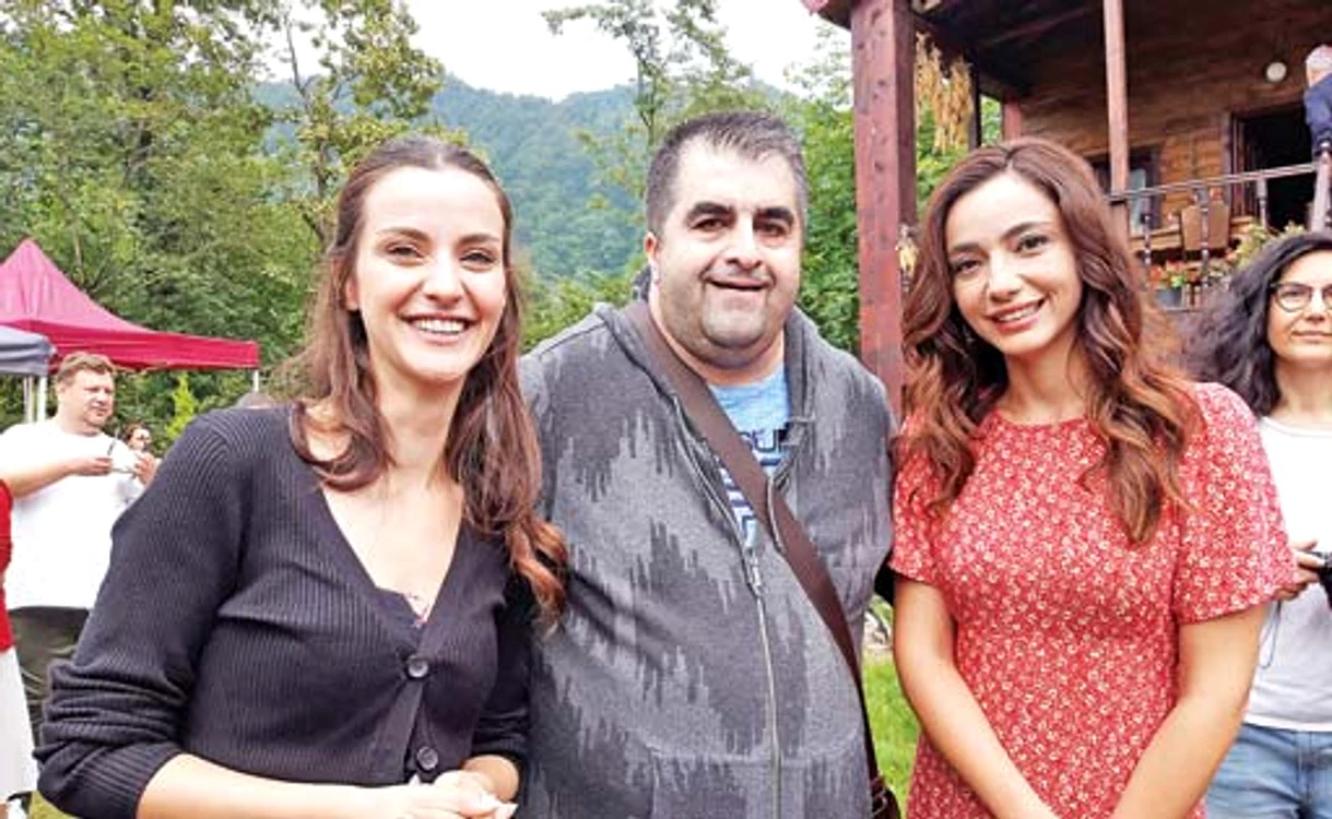 
    Fanii serialului își așteaptă idolii la  intrare pe platourile de filmare   