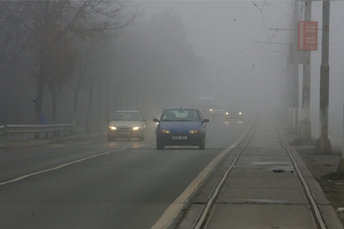 Ceaţa dă bătăi de cap şoferilor Foto: Adevărul