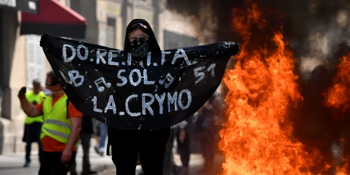 Vestele Galbene protestează lângă un foc în cartierul Bercy la Paris Franţa FOTO Guliver / Getty Images / Jeff J Mitchell